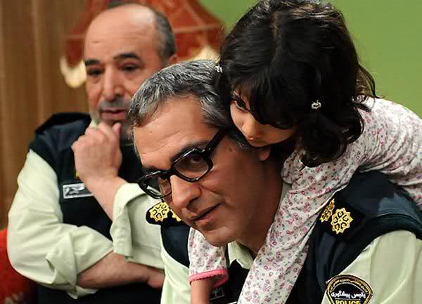 اسماعیل سلطانیان در صحنه سریال تلویزیونی مرد هزارچهره به همراه مهران مدیری