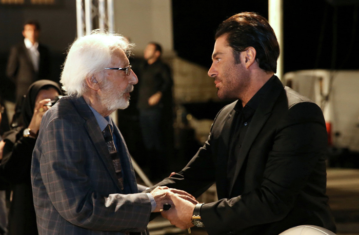 تصویری از جمشید مشایخی، بازیگر و مهمان سینما و تلویزیون در پشت صحنه یکی از آثارش به همراه محمدرضا گلزار