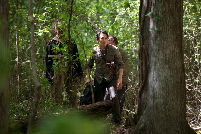 Michael Traynor در صحنه سریال تلویزیونی مردگان متحرک به همراه استیون ین و Corey Hawkins