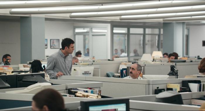 Gene Amoroso در صحنه فیلم سینمایی افشاگر به همراه مارک روفالو