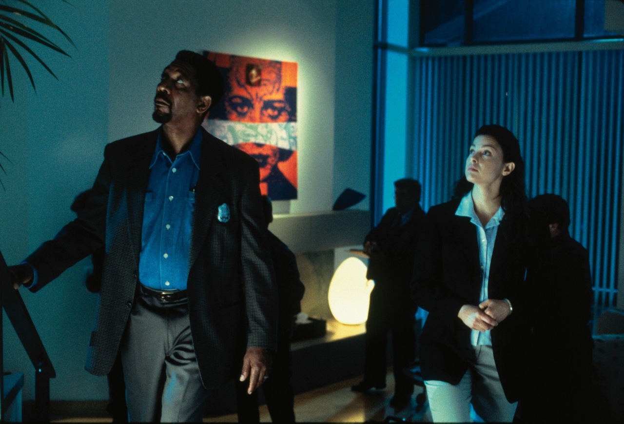 مورگان فریمن در صحنه فیلم سینمایی Kiss the Girls به همراه اشلی جاد