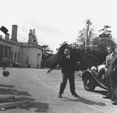 Harold Sakata در صحنه فیلم سینمایی پنجه طلایی به همراه شان کانری