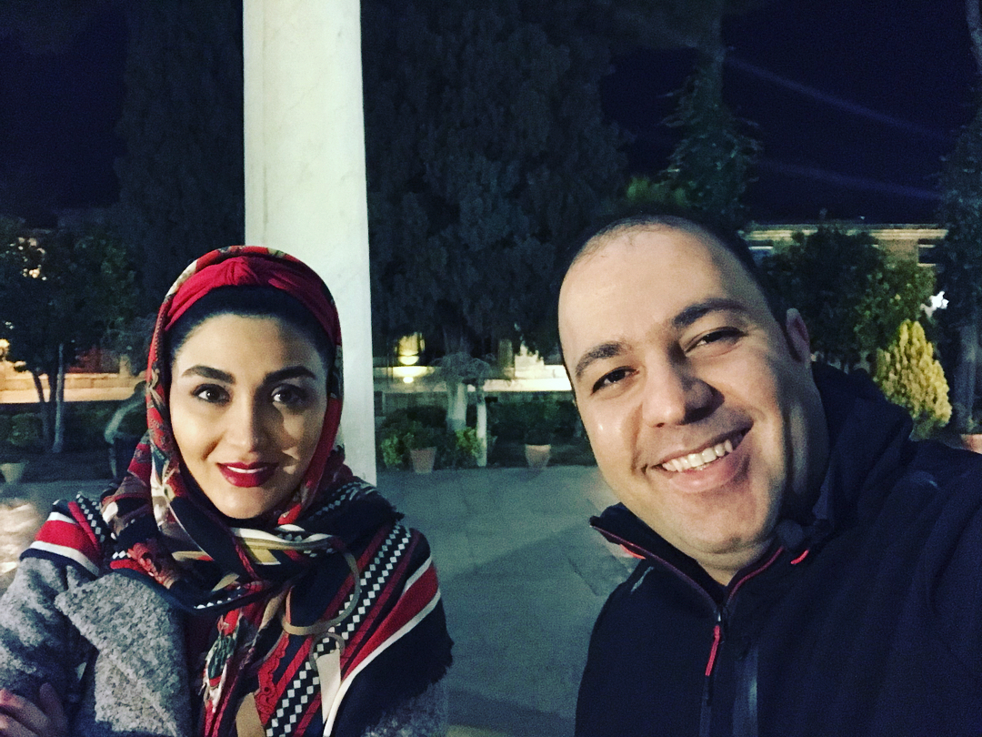 علی اوجی در پشت صحنه سریال تلویزیونی تعطیلات رویایی به همراه مریم معصومی