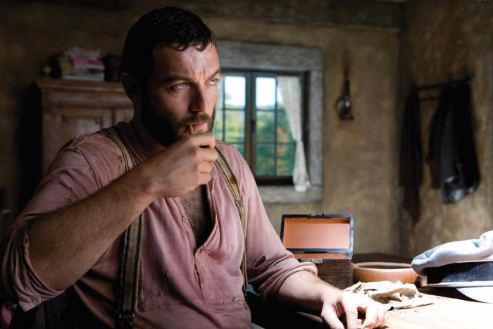 دنیس منشت در صحنه فیلم سینمایی پست‌ فطرت‌های لعنتی