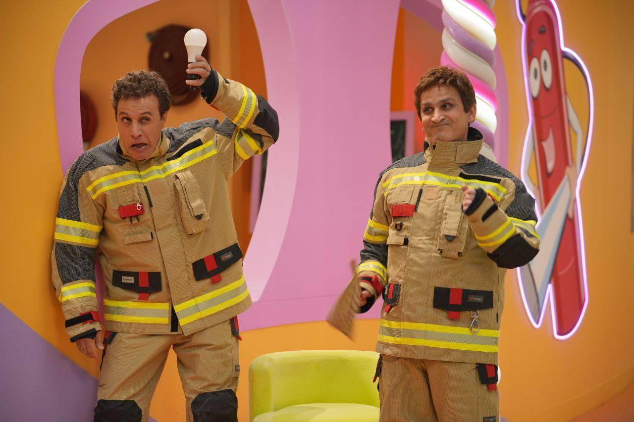  برنامه تلویزیونی دوقلوها در شهر پنج ستاره به کارگردانی جمشید بیات ترک