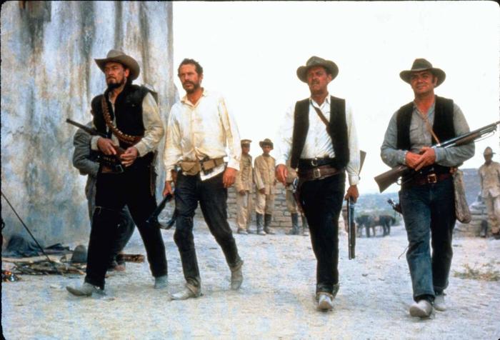 Warren Oates در صحنه فیلم سینمایی این گروه خشن به همراه ویلیام هولدن، بن جانسن و ارنست بورگناین