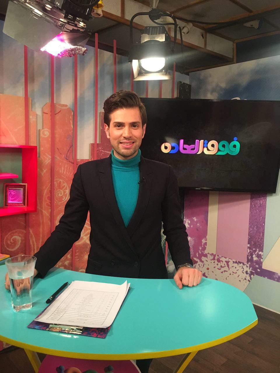 تصویری از رامتین چیت سازان، مجری و بازیگر سینما و تلویزیون در حال بازیگری سر صحنه یکی از آثارش