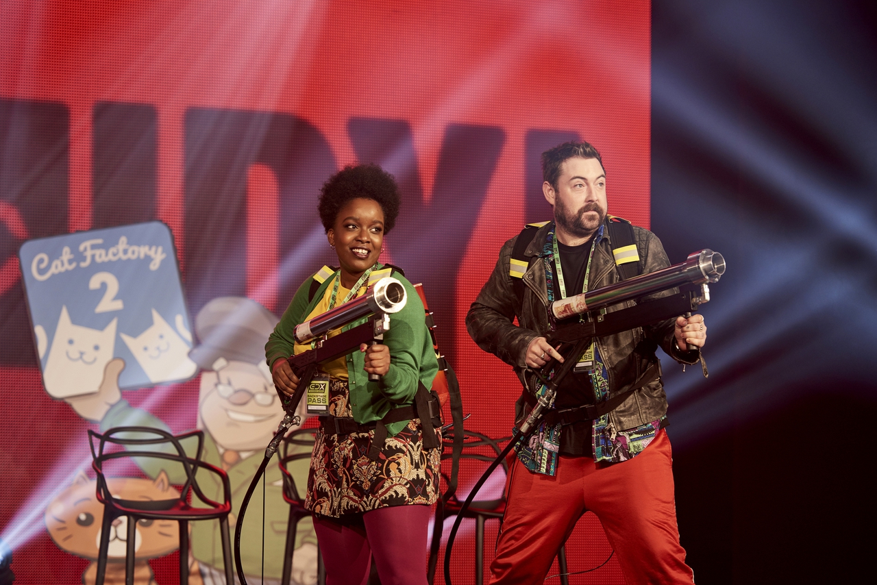 Lolly Adefope در صحنه سریال تلویزیونی Loaded به همراه Nick Helm