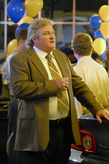 Brad Leland در صحنه سریال تلویزیونی جمعه شب های روشن