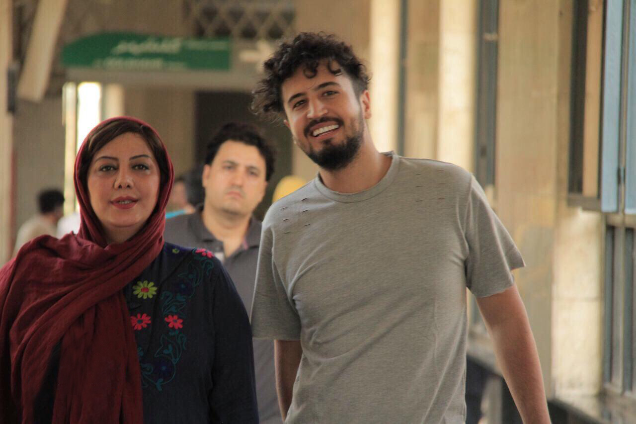 مهرداد صدیقیان در صحنه فیلم سینمایی شماره 17 سهیلا به همراه زهرا داوودنژاد