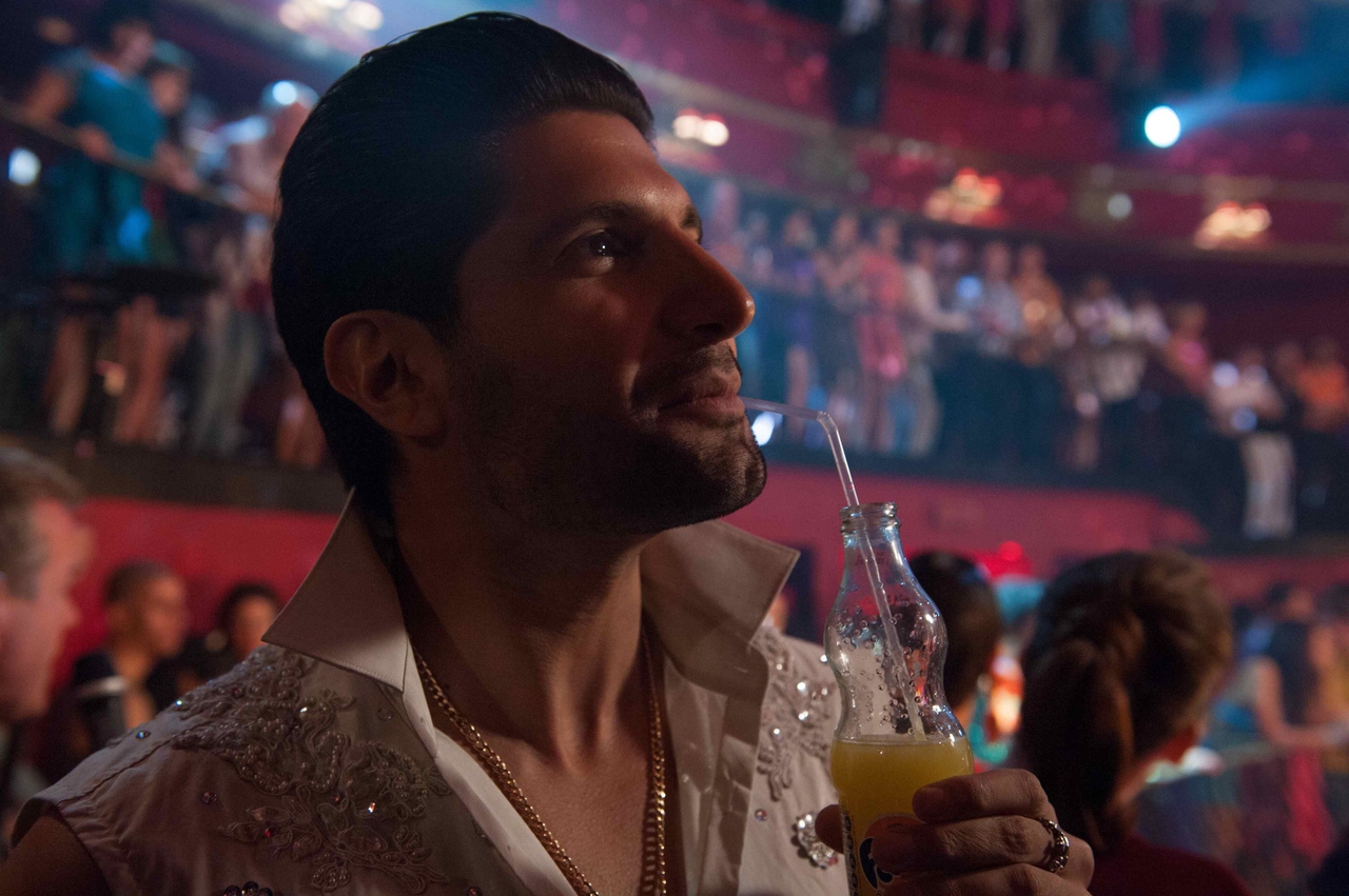 Kayvan Novak در صحنه فیلم سینمایی Cuban Fury