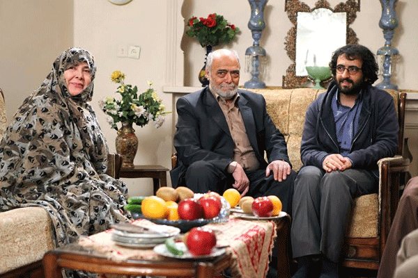 اکبر زنجان‌پور در صحنه سریال تلویزیونی تنهایی لیلا به همراه بهروز شعیبی و آفرین عبیسی