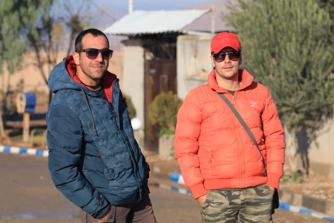 تصویری از اشکان میرزایی، دستیار صحنه و بازیگر سینما و تلویزیون در حال بازیگری سر صحنه یکی از آثارش