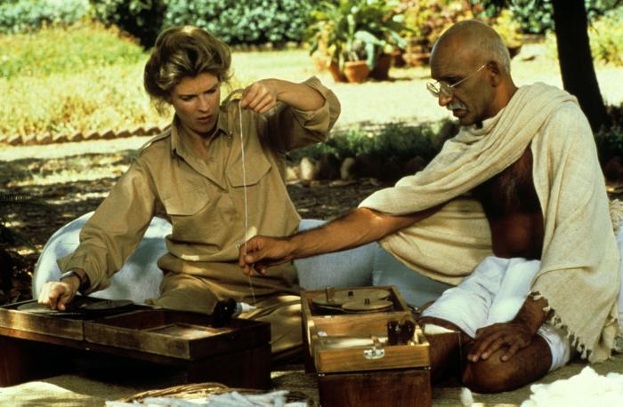 Candice Bergen در صحنه فیلم سینمایی گاندی به همراه بن کینگزلی