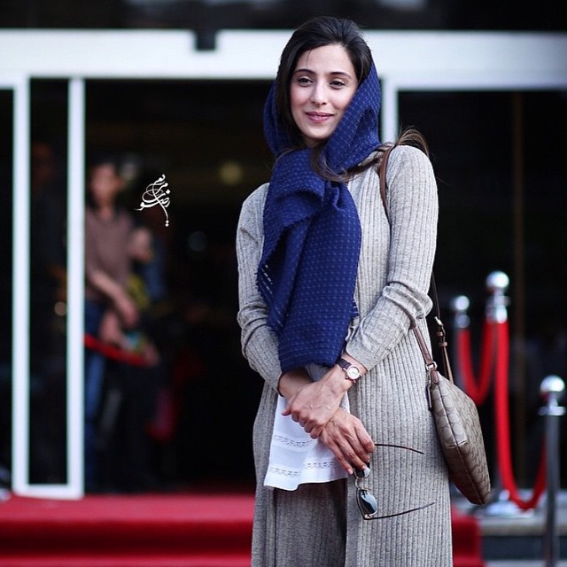 تصویری از آناهیتا افشار، بازیگر سینما و تلویزیون در حال بازیگری سر صحنه یکی از آثارش