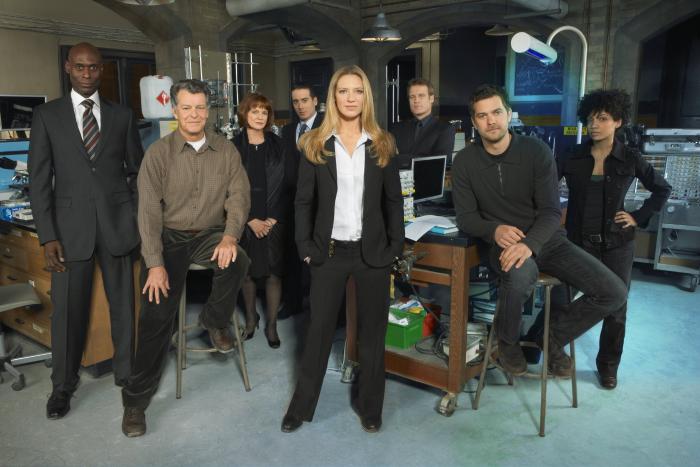 Anna Torv در صحنه سریال تلویزیونی فرینج به همراه جاشوا جکسون، Kirk Acevedo، Jasika Nicole، لنس ردیک، Mark Valley، جان نوبل و بلیر براون