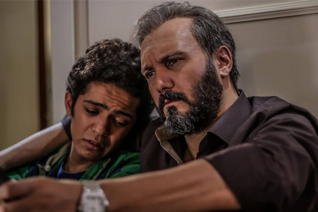 مجید نوروزی در صحنه سریال تلویزیونی زیر پای مادر به همراه کامبیز دیرباز