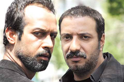 کامران تفتی در صحنه سریال تلویزیونی زیر هشت به همراه امیر جعفری
