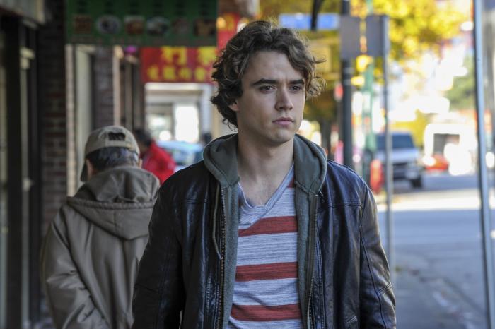 Jamie Blackley در صحنه فیلم سینمایی اگر زنده بمانم