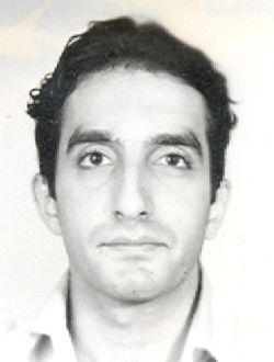 تصویری از مصطفی ساسانی، بازیگر سینما و تلویزیون در حال بازیگری سر صحنه یکی از آثارش