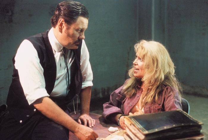 ویلیام فورسایت در صحنه فیلم سینمایی شیطان امتناع می کند به همراه Leslie Easterbrook