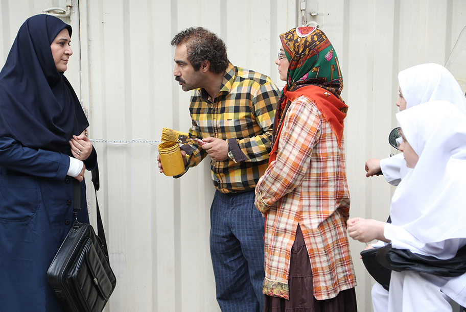 ریما رامین‌فر در صحنه سریال تلویزیونی پایتخت ۴ به همراه محسن تنابنده