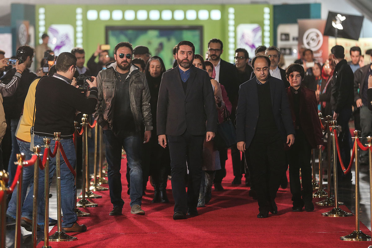 سید محمود رضوی در فرش قرمز فیلم سینمایی خانه‌ای در‌ خیابان چهل‌ و یکم به همراه حمیدرضا قربانی و علیرضا کمالی