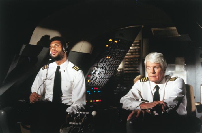 کریم عبدالجبار در صحنه فیلم سینمایی هواپیما! به همراه پیتر گریوز