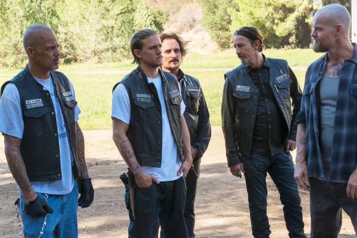 Luke Massy در صحنه سریال تلویزیونی فرزندان آشوب به همراه Kim Coates، Tommy Flanagan، David Labrava و چارلز هانم