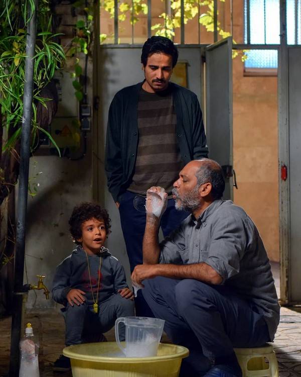 حسین سلیمانی در صحنه سریال تلویزیونی سر گذشت به همراه نادر فلاح