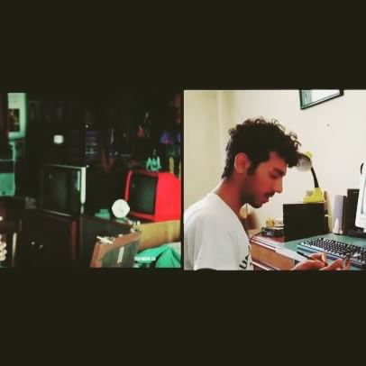 تصویری از رضا عطاران، بازیگر و نویسنده سینما و تلویزیون در حال بازیگری سر صحنه یکی از آثارش