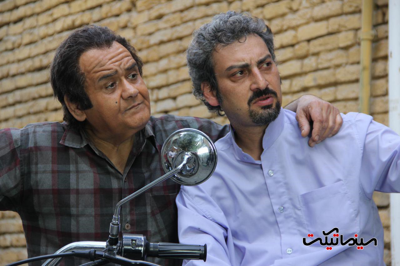 ارژنگ امیرفضلی در صحنه فیلم سینمایی چهار اصفهانی در بغداد به همراه اکبر عبدی