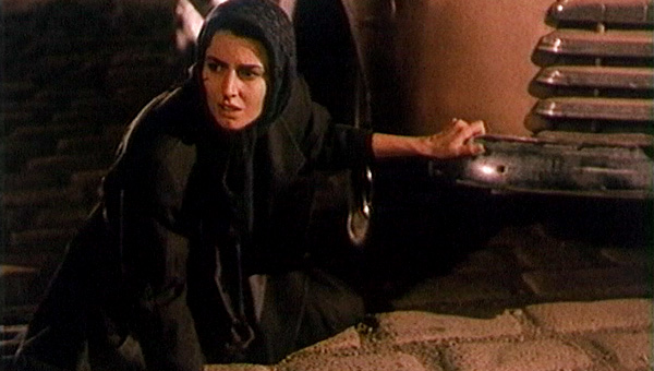 لیلا حاتمی در صحنه سریال تلویزیونی کیف انگلیسی