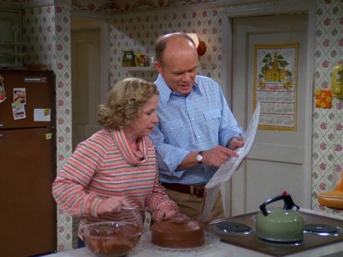 Debra Jo Rupp در صحنه سریال تلویزیونی That '70s Show به همراه Kurtwood Smith