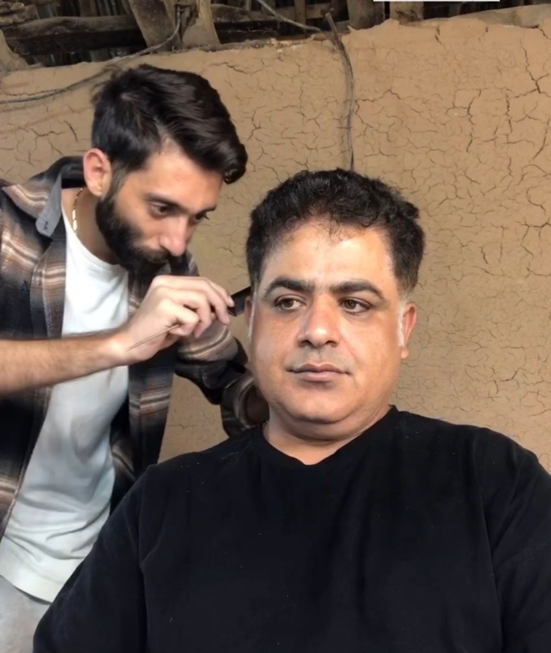 تصویری از رامین الماسی، بازیگر و مدیر تولید سینما و تلویزیون در پشت صحنه یکی از آثارش