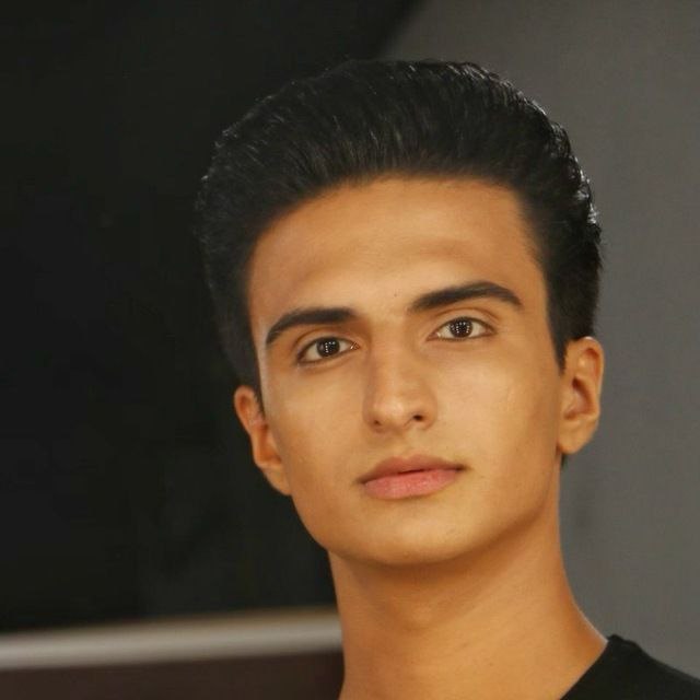 تصویری از صالح شعبانلو، چهره‌پرداز و بازیگر سینما و تلویزیون در پشت صحنه یکی از آثارش