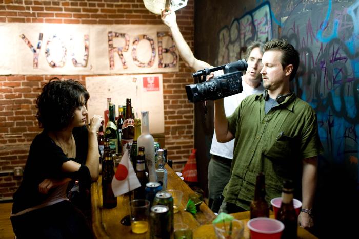 Matt Reeves در صحنه فیلم سینمایی کلاورفیلد به همراه لیزی کاپلان