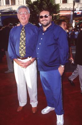 Richard Donner در صحنه فیلم سینمایی اسلحه مرگبار 4 به همراه Joel Silver