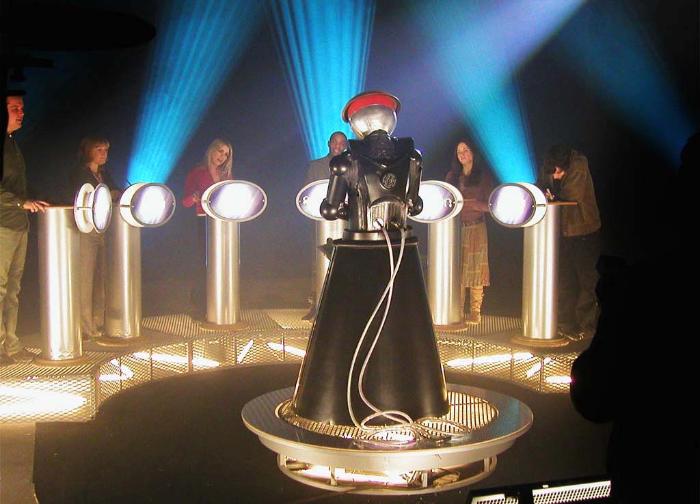 Dominic Burgess در صحنه سریال تلویزیونی Doctor Who به همراه Sebastian Armesto، Paterson Joseph، Billie Piper و Kate Loustau