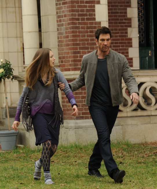 Taissa Farmiga در صحنه سریال تلویزیونی داستان ترسناک آمریکایی به همراه Dylan McDermott