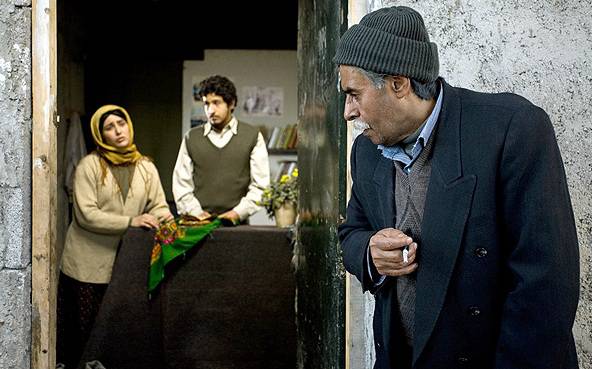 خسرو شکیبایی در صحنه فیلم سینمایی حیران به همراه مهرداد صدیقیان و باران کوثری