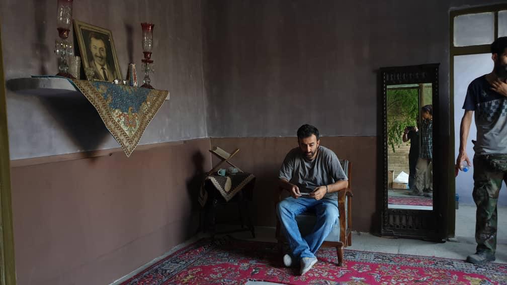 تصویری از مهران بستانی، دستیار صحنه و طراح صحنه سینما و تلویزیون در پشت صحنه یکی از آثارش