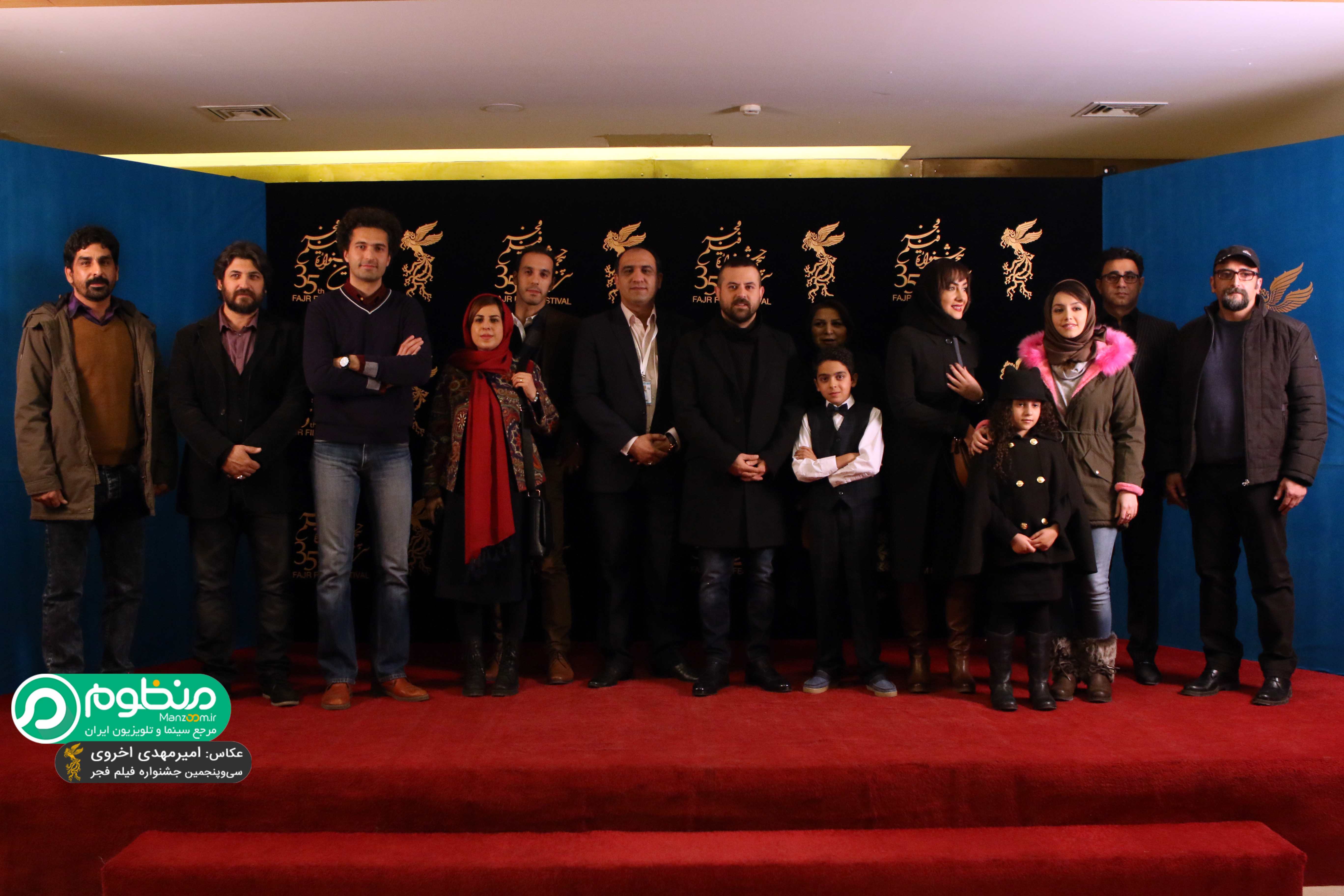 نازنین بیاتی در فرش قرمز فیلم سینمایی مادری به همراه آنا زارع، هانیه توسلی، سجاد اسماعیلی، هومن سیدی و رقیه توکلی