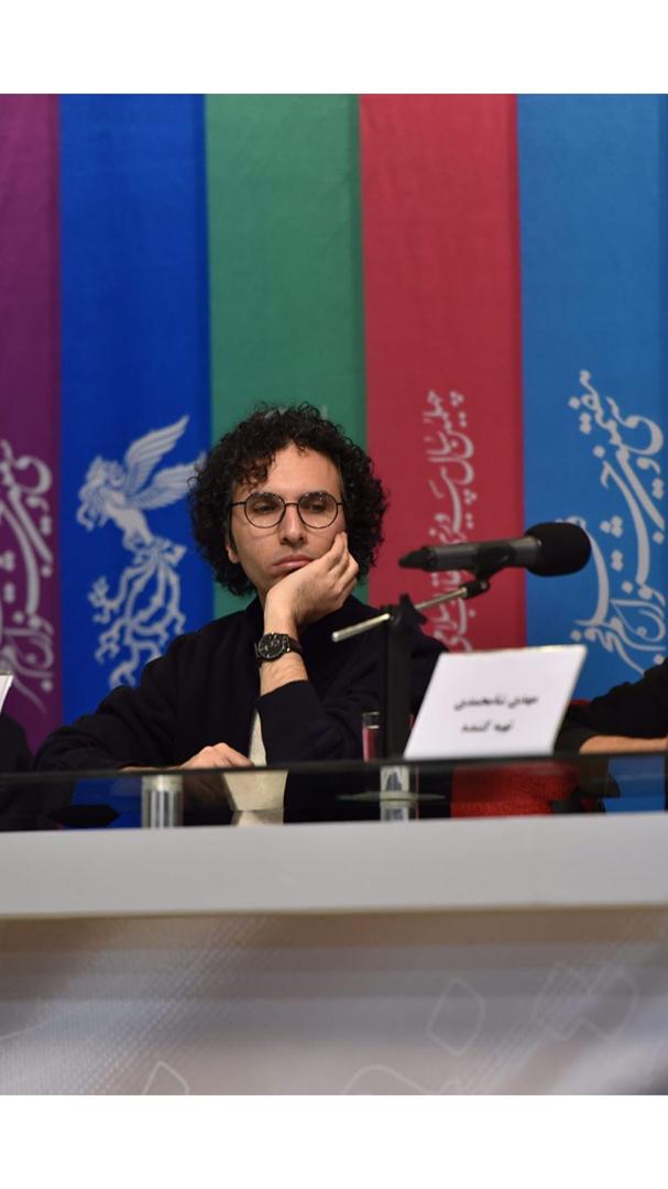 تصویری از محمد حدادی، مدیر فیلم برداری و فیلمبردار سینما و تلویزیون در حال بازیگری سر صحنه یکی از آثارش