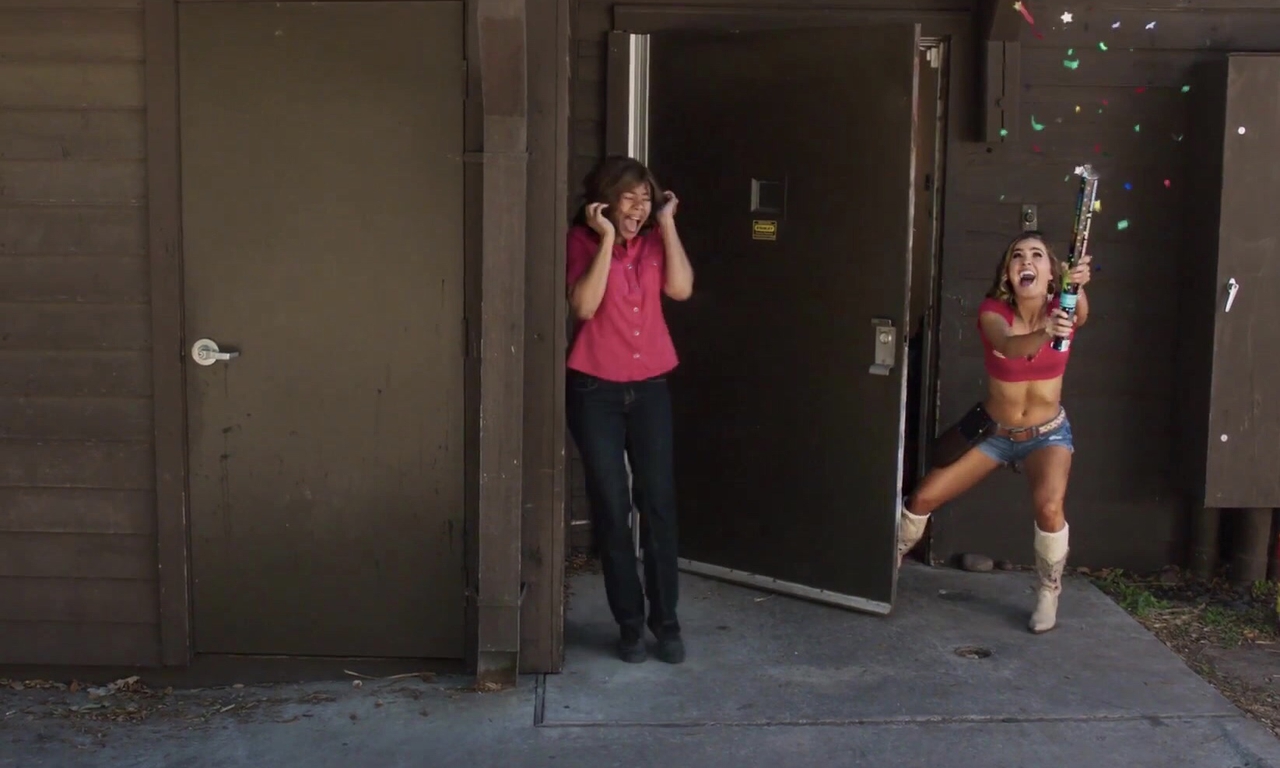 هیلی لو ریچاردسون در صحنه فیلم سینمایی Support the Girls به همراه Regina Hall