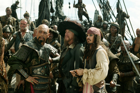 Yun-Fat Chow در صحنه فیلم سینمایی دزدان دریایی کارائیب: پایان جهان به همراه جفری راش و جان کریستوفر دپ دوم