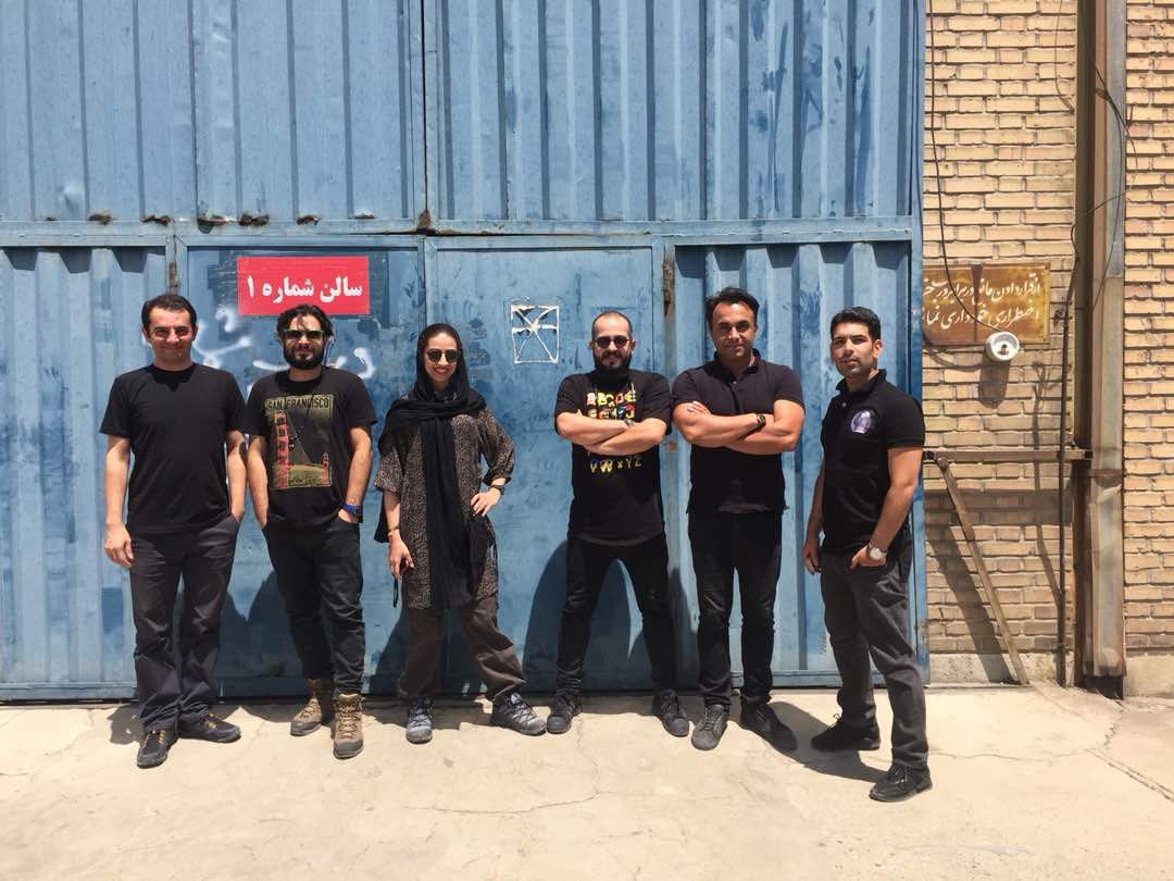 تصویری از جواد فاضلی، دستیار صحنه و طراح صحنه سینما و تلویزیون در حال بازیگری سر صحنه یکی از آثارش