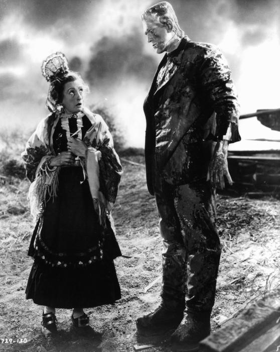 Una O'Connor در صحنه فیلم سینمایی The Bride of Frankenstein به همراه Boris Karloff