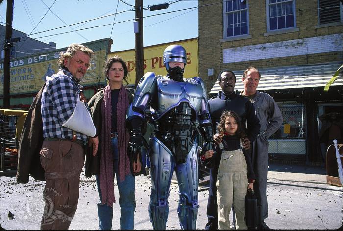 Robert DoQui در صحنه فیلم سینمایی RoboCop 3 به همراه Remy Ryan، Robert John Burke، Stanley Anderson، Daniel von Bargen و Jill Hennessy