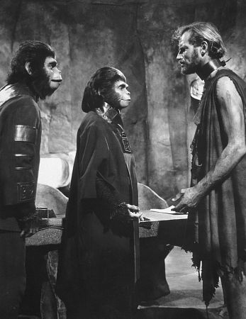 کیم هانتر در صحنه فیلم سینمایی سیاره ی میمون ها به همراه Roddy McDowall و Charlton Heston
